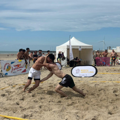 BEACH-WRESTLING